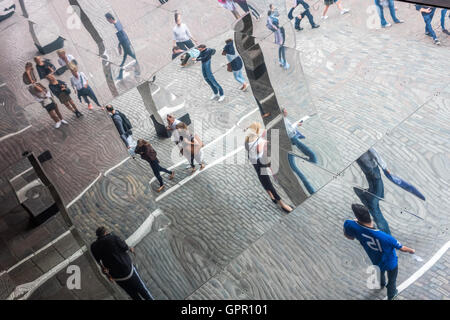 Reflect - Artwork von Sculptivate - Londoner Covent Garden mit verspiegelten Flächen bedeckt. Stockfoto