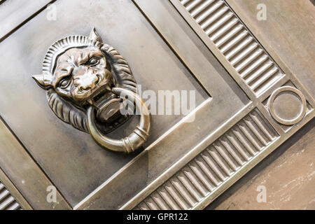 Löwenkopf Tür Klopfer, Bloomsbury Square, London, UK Stockfoto