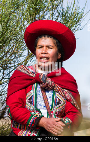 Chinchero Peru-Mai 18: Native Cusquena Frau gekleidet in bunten Trachten, die Touristen mit einem süßen Lied begrüßen und Stockfoto