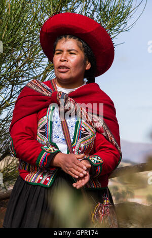 Chinchero Peru-Mai 18: Native Cusquena Frau gekleidet in bunten Trachten, die Touristen mit einem süßen Lied begrüßen und Stockfoto