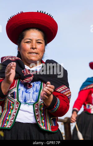 Chinchero Peru-Mai 18: Native Cusquena Frau gekleidet in bunten Trachten, die Touristen mit einem süßen Lied begrüßen und Stockfoto