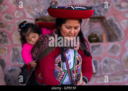 Chinchero Peru-Mai 18: Native Cusquena Frau gekleidet in bunten Trachten erklären den Vorgang des Webens mit ihr Stockfoto