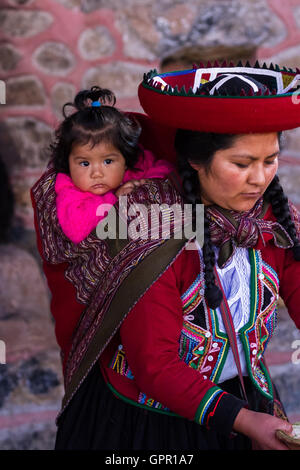 Chinchero Peru-Mai 18: Native Cusquena Frau gekleidet in bunten Trachten erklären den Vorgang des Webens mit ihr Stockfoto