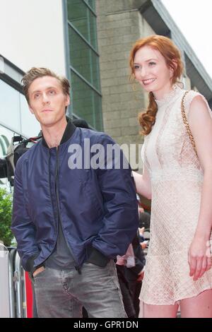 Eleanor Tomlinson und Jack Farthing bei der Premiere der zweiten Serie von BBC One'¢Poldark im White River Cinema in St Austell. Stockfoto