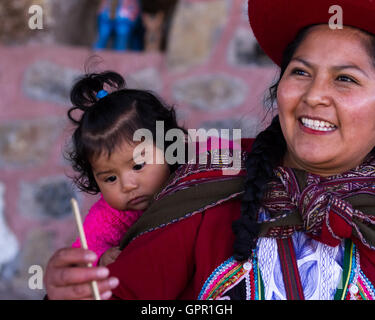 Chinchero Peru-Mai 18: Native Cusquena Frau gekleidet in bunten Trachten erklären den Vorgang des Webens mit ihr Stockfoto