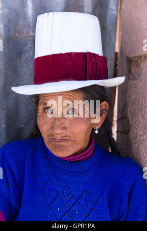 Maras Peru-Mai 18: Porträt von einer älteren Frau, die einen hohen Hut in Maras. 18. Mai 2016, Maras Peru. Stockfoto