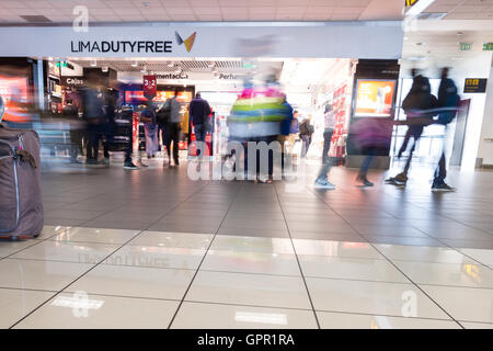 Lima Peru - 20.Mai: Reisende zu Fuß innerhalb der International Airport in Lima. 20. Mai 2016, Lima Peru. Stockfoto