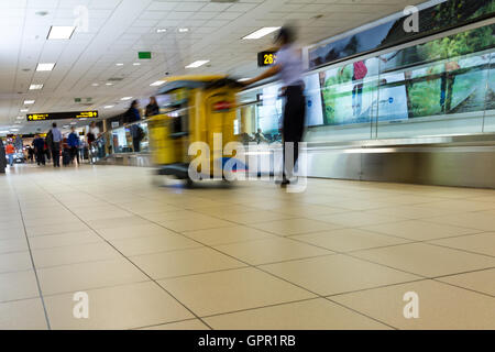 Lima Peru - 20.Mai: Reisende zu Fuß innerhalb der International Airport in Lima. 20. Mai 2016, Lima Peru. Stockfoto