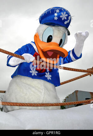 Orlando, Florida. 28. November 2006. Donald Duck auf einer Parade Float der Mickeys Jingle Jungle Parade im Tierreich. Stockfoto