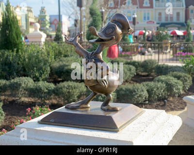 Orlando, Florida. 5. März 2015. Donald Duck Statue an ihrem neuen Standort in das neue Drehkreuz des Magic Kingdom, Walt Disney World Stockfoto