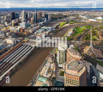 Melbourne, Australien - 27. August 2016: Luftaufnahme des Melboure CBD mit Flinders Street Station, Yarra River und Kunstzentrum. Stockfoto