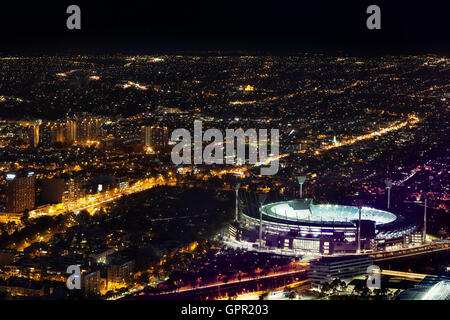 Melbourne, Australien - 27. August 2016: Aerial Nacht Blick auf die Stadt und Melbourne Cricket Ground - Heimat der Australian Football Stockfoto