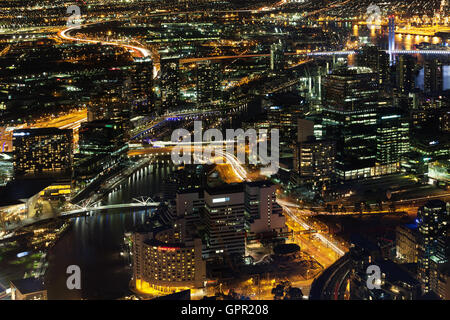Aerial Nachtansicht von Melbourne CBD und Yarra River. Melbourne, Victoria, Australien Stockfoto