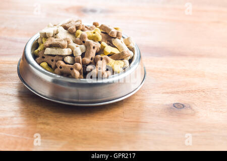 Hundefutter wie Knochen in Schüssel geformt. Stockfoto