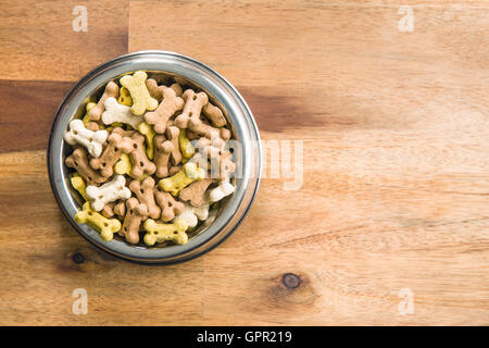 Hundefutter wie Knochen in Schüssel geformt. Stockfoto