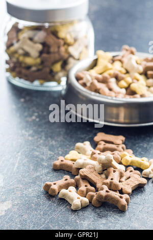 Hundefutter wie Knochen auf alten Tisch geformt. Stockfoto