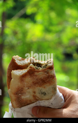 Ein Mankousheh, das traditionelle libanesische Frühstück. Stockfoto