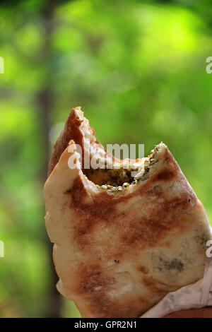 Ein Mankousheh, das traditionelle libanesische Frühstück. Stockfoto