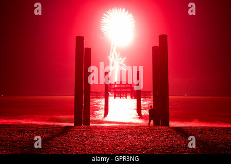 Pier West, Brighton, Vereinigtes Königreich Feuerwerk hinter dem West Pier, das Bild hat eine starke rote Glut aus dem fireworks Stockfoto