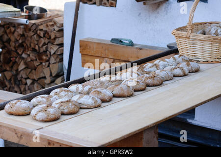 Brote Brot mit einem traditionellen Ofen gebacken Stockfoto