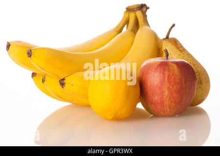 Frisches Obst Banane Zitrone Haufen Apfel- und Birnensorten isoliert auf weiß Stockfoto