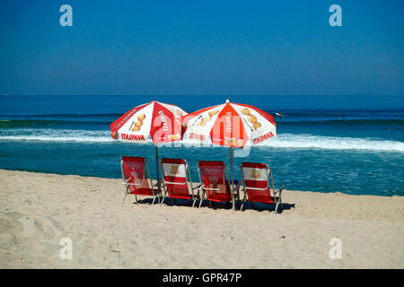 Liegestühle und Sonnenschirme am schönen Strand von Maresias in Brasilien Stockfoto