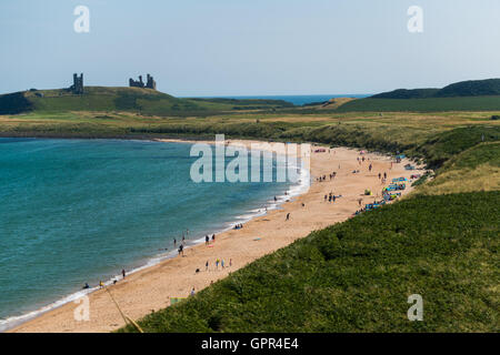 Embleton Bay und Strand mit Blick in Richtung Dunstanburgh Castle, Northumberland Stockfoto