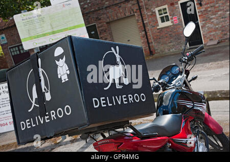 Nahaufnahme des Deliveroo Kurierfahrrads England Großbritannien Großbritannien Großbritannien Großbritannien Großbritannien Großbritannien Großbritannien Großbritannien Großbritannien Stockfoto