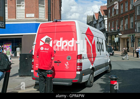 DPD-Lieferfahrer man Person Kurier und Lieferwagen liefern Waren im Stadtzentrum York North Yorkshire England Großbritannien Großbritannien Großbritannien Großbritannien Großbritannien Großbritannien Großbritannien Stockfoto