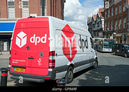 DPD Paketzustellwagen mit Zustellung im Stadtzentrum York North Yorkshire England Großbritannien Großbritannien Großbritannien Großbritannien Großbritannien Großbritannien Großbritannien Großbritannien Großbritannien Großbritannien Großbritannien Großbritannien Großbritannien Stockfoto