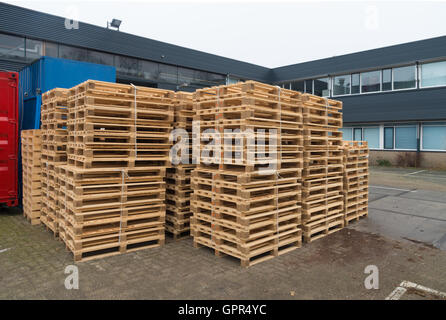 Stapeln von Paletten aus Holz auf einem Hinterhof Fabrik Stockfoto