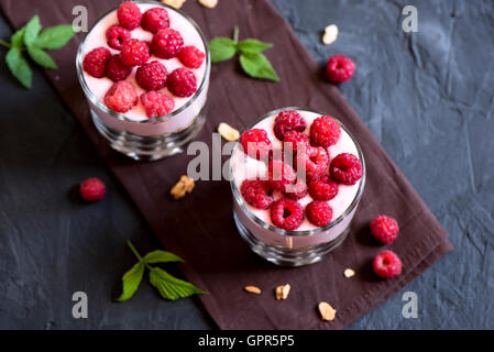 Hausgemachte Bio frische Parfait Dessert mit Himbeeren und Müsli, selektiven Fokus Stockfoto