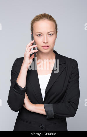 Schönen jungen kaukasischen Geschäftsfrau Gespräch am Handy. Stockfoto