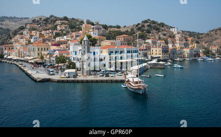 Panorama-Bild von Symi-Stadt mit dem Hafen und den bunten Häusern auf dem Hügel, in der griechischen Insel Symi in der Ägäis Stockfoto