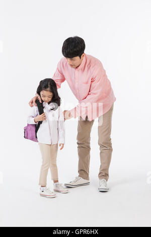Liebender Vater und Tochter bereit, zur Schule zu gehen Stockfoto