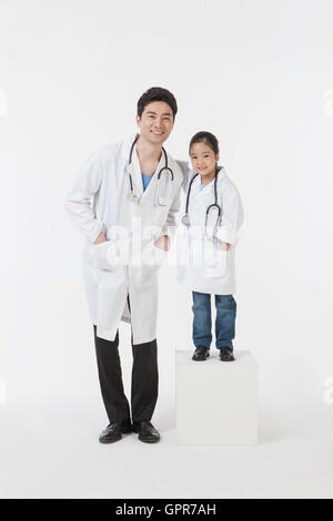 Arzt und seine Tochter posiert lächelnd Stockfoto