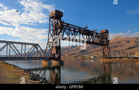 Eisenbahnbrücke, die über einen Fluss in Lewiston, Idaho ausgelöst werden können Stockfoto