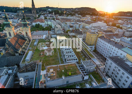 Blick vom Aussichtsturm zum Einbau in Ausstellung "Höhenrausch 2016" und Kirche Ursulinenkirche und neue Kathedrale in Lin Stockfoto