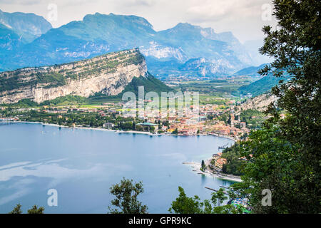 Panorama von Torbole, eine kleine Stadt am Gardasee, Italien. Stockfoto