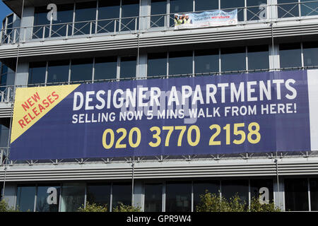 Banner-Werbung für Designer-Apartments auf einer Immobilienentwicklung von Galliard Häuser in Hounslow, Middlesex, england Stockfoto