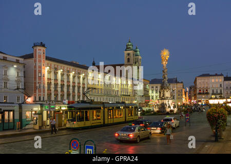 Hauptplatz (Hauptplatz), Altes Rathaus (Rathaus), Alter Dom (alte Kathedrale), Straßenbahn, Dreifaltigkeitssäule (Trinity Col Stockfoto