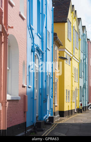 Aldeburgh Suffolk UK, Blick auf bunte Reihenhäuser in der King Street in der Nähe der Strandpromenade von Aldeburgh, Suffolk, UK. Stockfoto