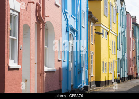 Aldeburgh Suffolk UK, Blick auf bunte Reihenhäuser in der King Street in der Nähe der Strandpromenade von Aldeburgh, Suffolk, UK. Stockfoto