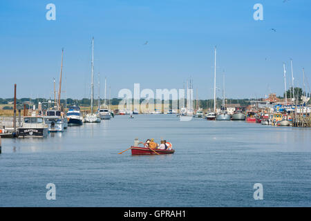 Walberswick UK Fähre, Blick auf die Besucher von Walberswick, die über den Fluss Blyth aus Southwold in einem Ruderboot, Suffolk, Großbritannien, gebracht werden. Stockfoto