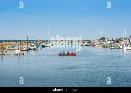 Ruderbootleute voll, Blick im Sommer auf Menschen, die über den Fluss Blyth in Suffolk, England, Großbritannien, gepfert werden. Stockfoto