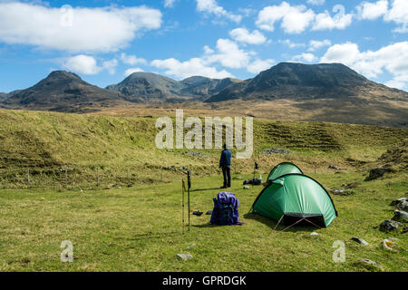 Zwei Hilleberg Akto solo-Rücken-Packung Zelte bei Harris Bay, UK, Schottland, Isle of Rum. Der Rum Cuillin Hills hinter. Stockfoto