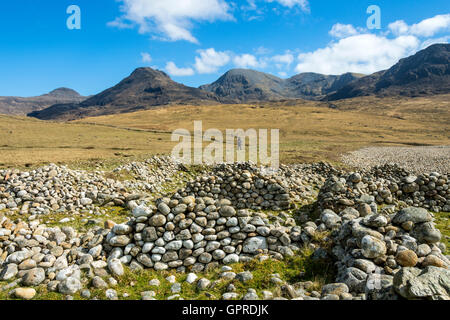 Die Rum Cuillin Berge vom erhöhten Strand an der Bucht von Harris mit Trockenmauern Wände im Vordergrund, Isle of Rum, Schottland, Vereinigtes Königreich. Stockfoto