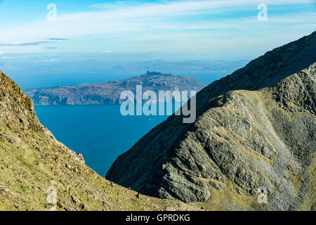 Die Insel Eigg vom Gipfel Grat des Trollabhal in Rum Cuillin Hills, Isle of Rum, Schottland, Großbritannien. Ainshval auf der rechten Seite. Stockfoto