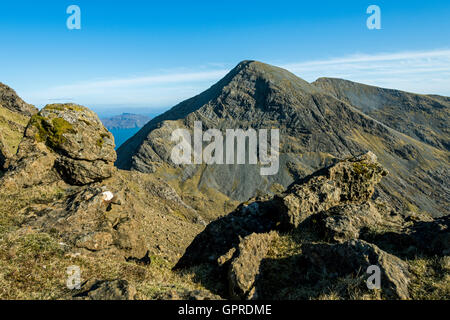 Ainshval vom Gipfel Grat des Trollabhal in Rum Cuillin Hills, Isle of Rum, Schottland, Großbritannien. Stockfoto