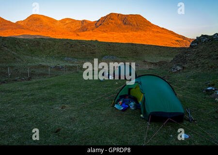 Zwei Hilleberg Akto solo-Rücken-Packung Zelte bei Harris Bay, UK, Schottland, Isle of Rum. Der Rum Cuillin Hills hinter. Stockfoto